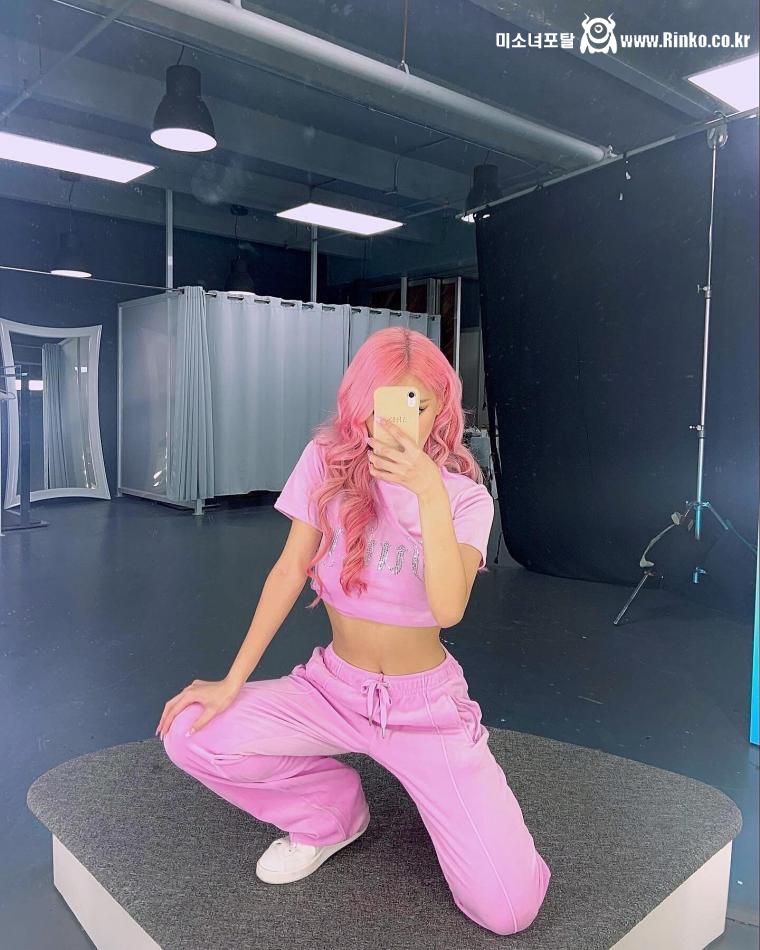 복근이 보이는 모모랜드 아인