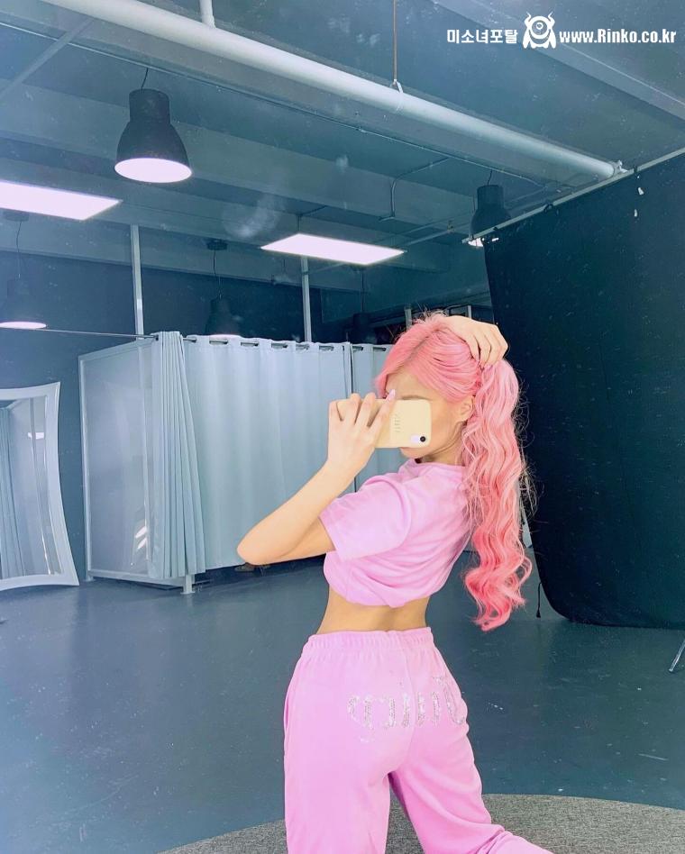 복근이 보이는 모모랜드 아인