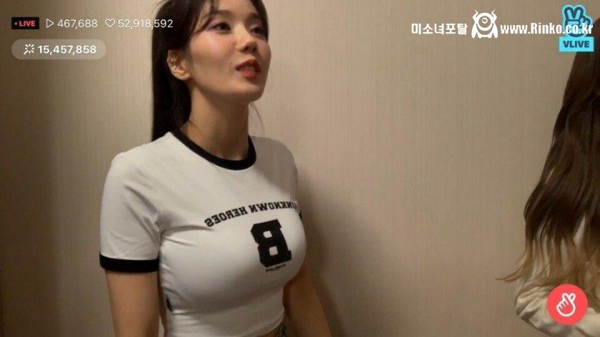 카메라 조정중인 리더 권은비