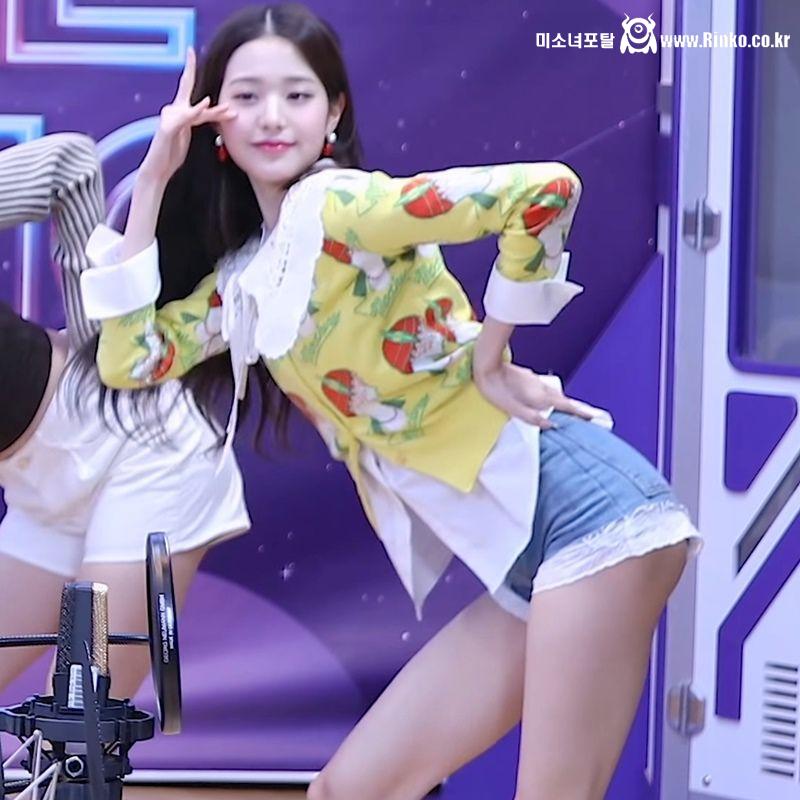 레이스 장식 청팬츠를 입은 아이브 장원영 슬림한 몸선