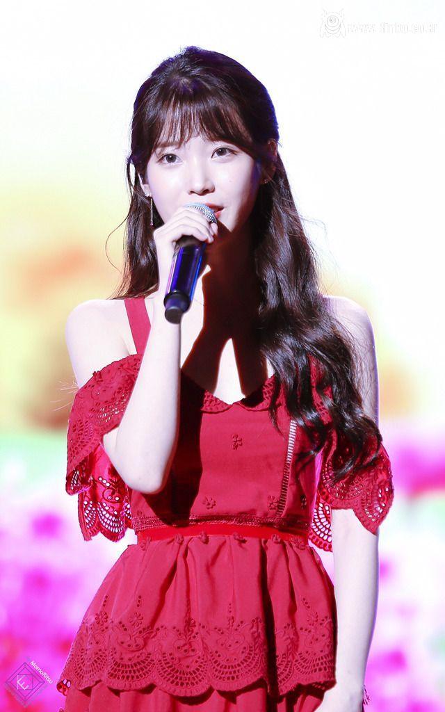 긴머리도 잘 어울리는 아이유