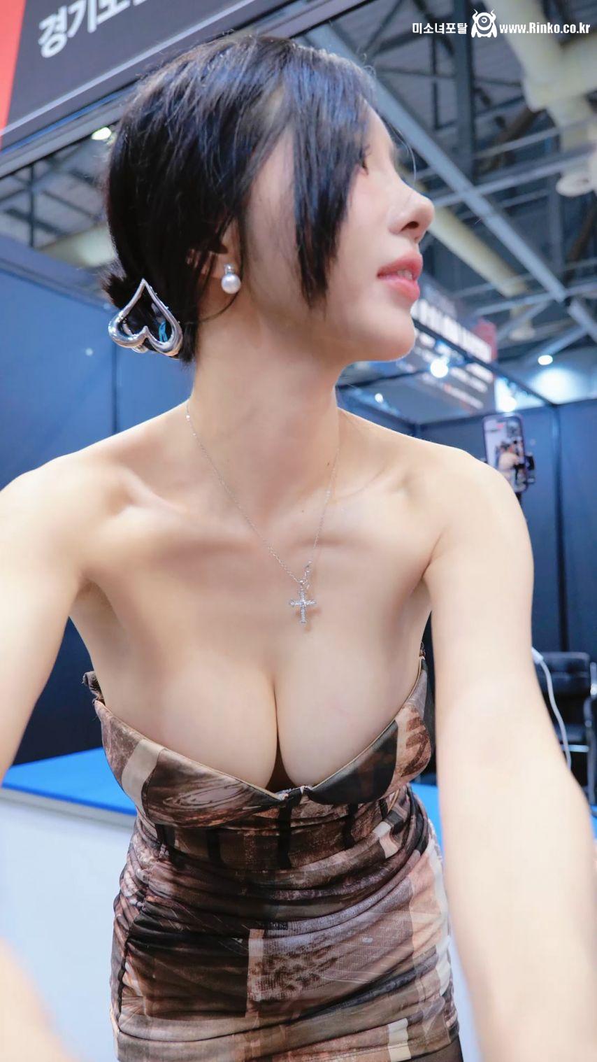 사인 받고 눈도 즐거운 상황