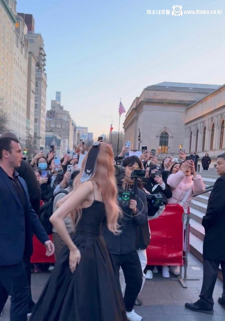 뉴욕 행사에서 한국 전통복장 댕기를 하고 온 블핑 로제