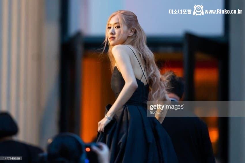 뉴욕 행사에서 한국 전통복장 댕기를 하고 온 블핑 로제