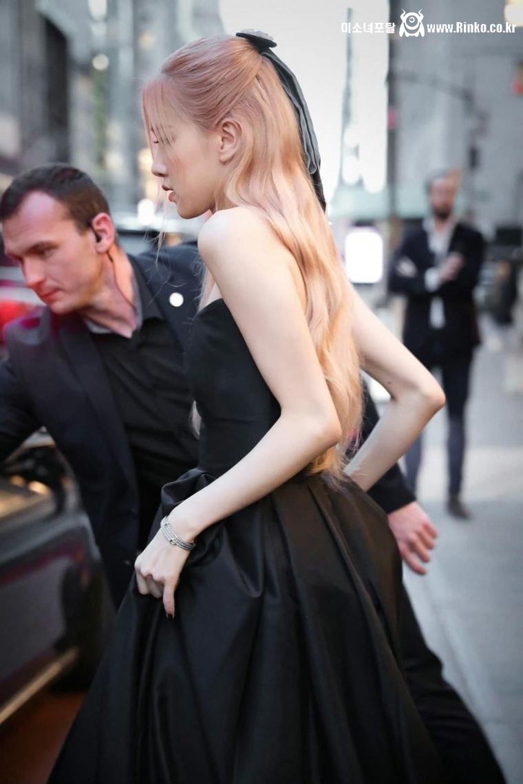 뉴욕 행사에서 한국 전통복장 댕기를 하고 온 블핑 로제