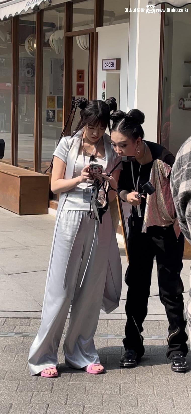 춘리(?) 머리하고 지락실 촬영중인 안유진 몸매 비율 ㄷㄷ