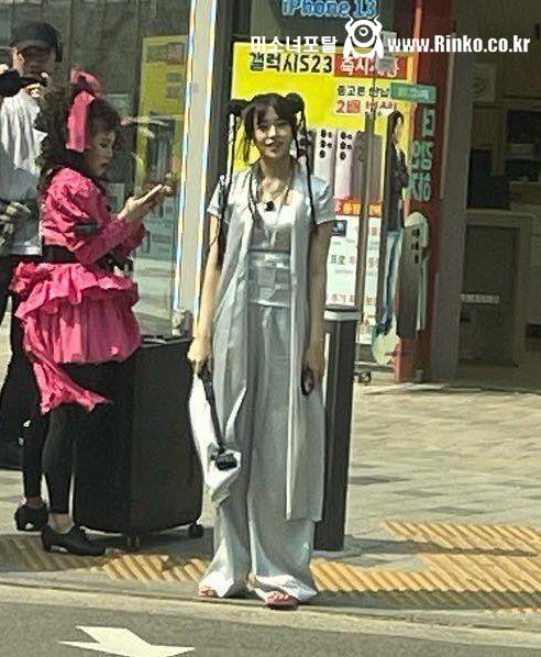 춘리(?) 머리하고 지락실 촬영중인 안유진 몸매 비율 ㄷㄷ