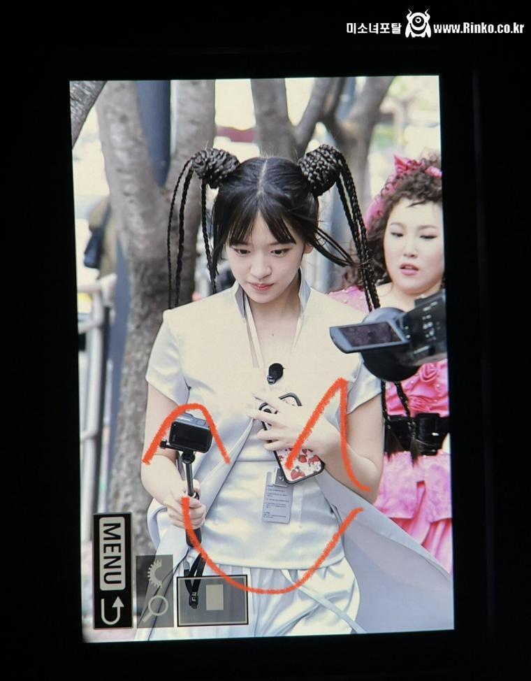 춘리(?) 머리하고 지락실 촬영중인 안유진 몸매 비율 ㄷㄷ