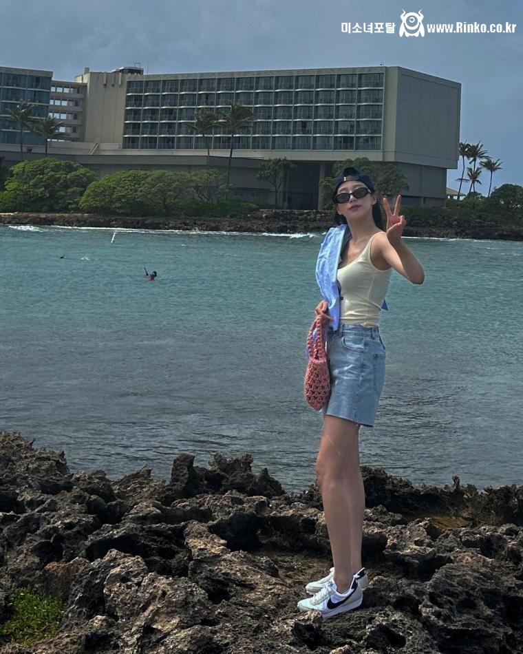 요트위의 고라니 정예인 봉긋한 래시가드 수영복