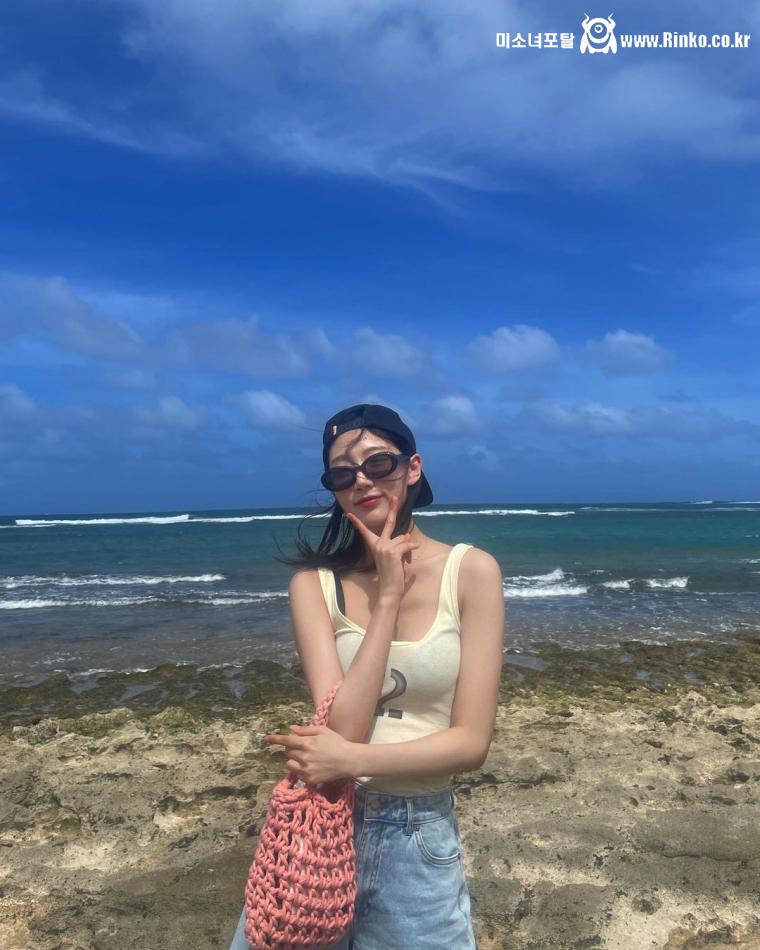 요트위의 고라니 정예인 봉긋한 래시가드 수영복