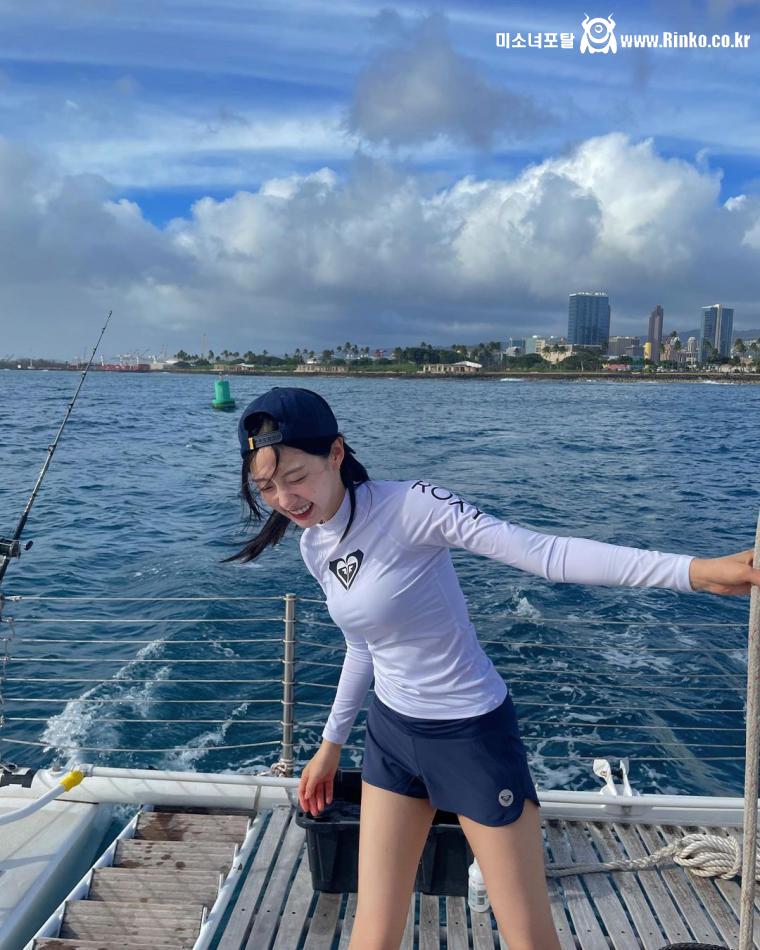 요트위의 고라니 정예인 봉긋한 래시가드 수영복