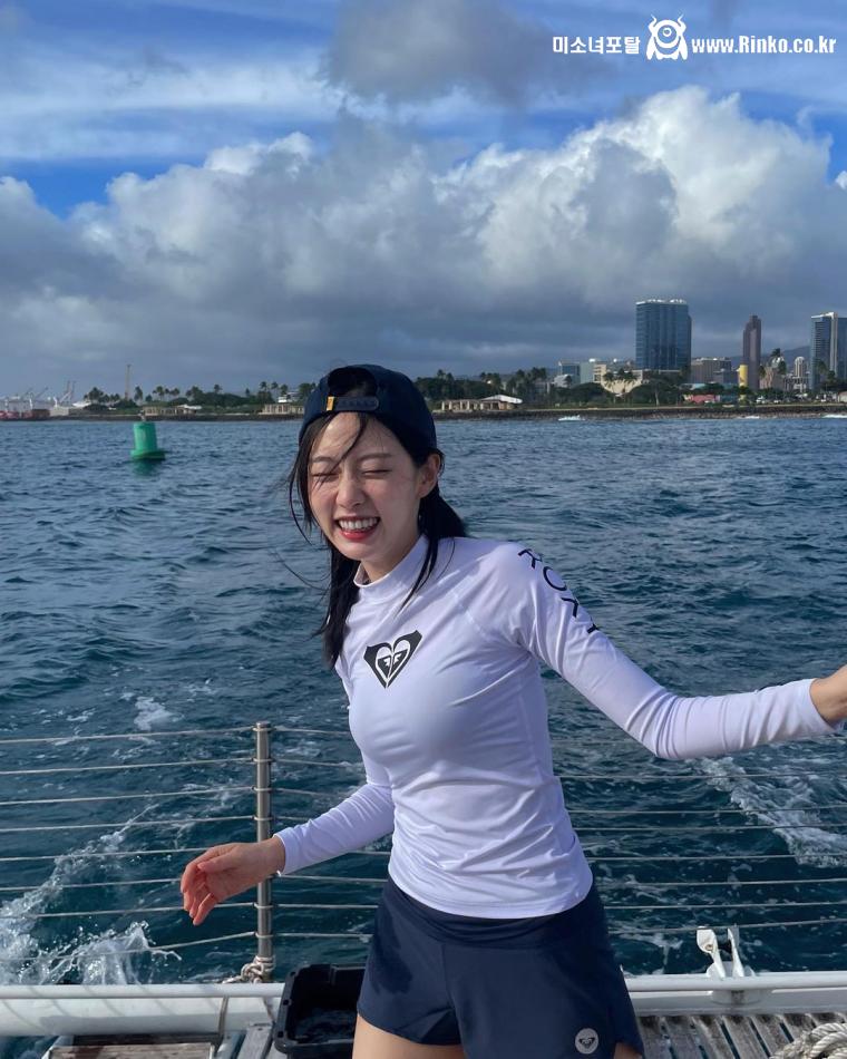 요트위의 고라니 정예인 봉긋한 래시가드 수영복