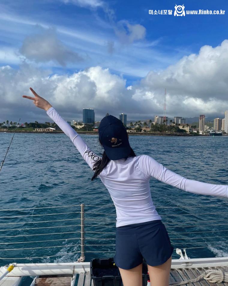 요트위의 고라니 정예인 봉긋한 래시가드 수영복