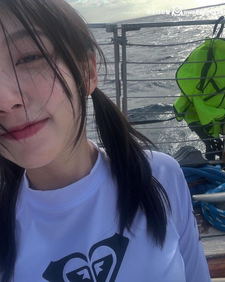 요트위의 고라니 정예인 봉긋한 래시가드 수영복