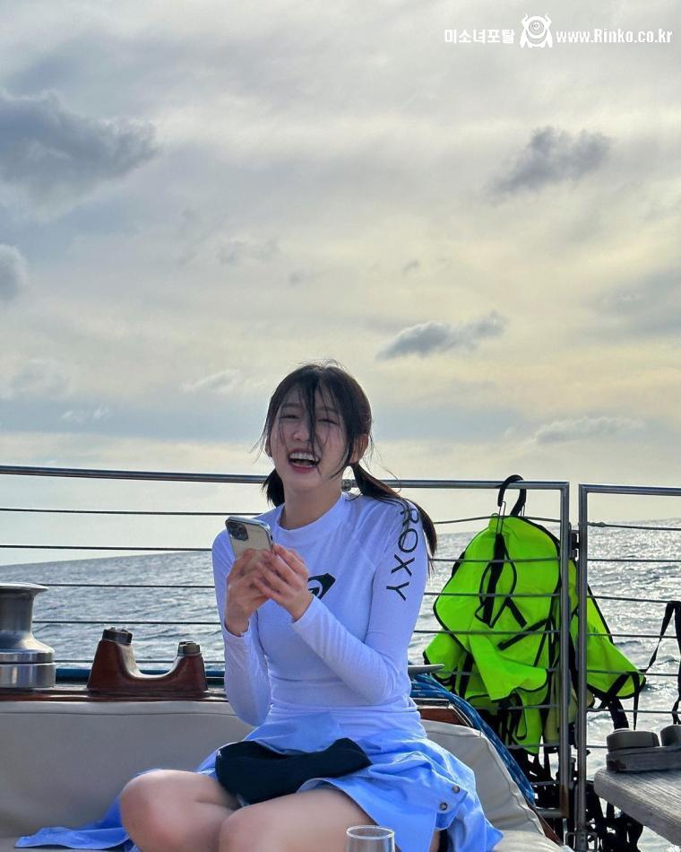 요트위의 고라니 정예인 봉긋한 래시가드 수영복