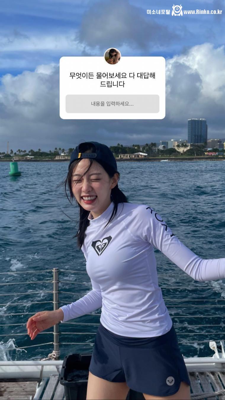 요트위의 고라니 정예인 봉긋한 래시가드 수영복