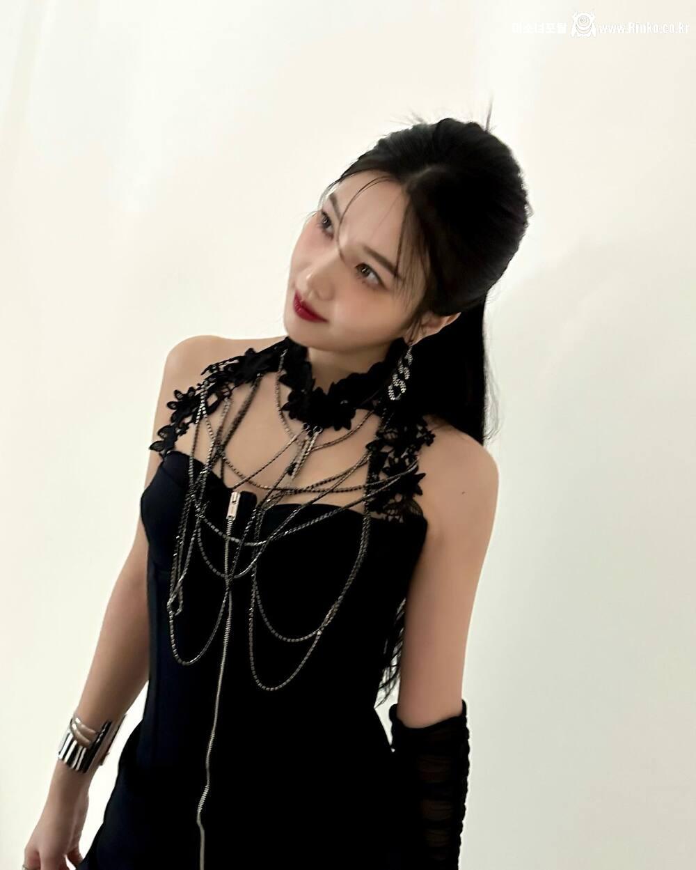 고혹적인 검은색 란제리룩 원피스 입은 섹시 다이너마이트 조이