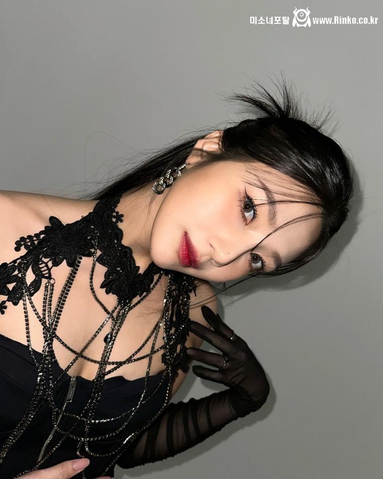 고혹적인 검은색 란제리룩 원피스 입은 섹시 다이너마이트 조이