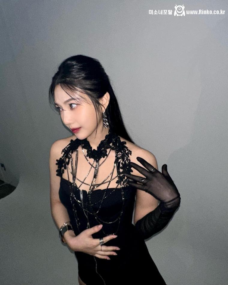 고혹적인 검은색 란제리룩 원피스 입은 섹시 다이너마이트 조이