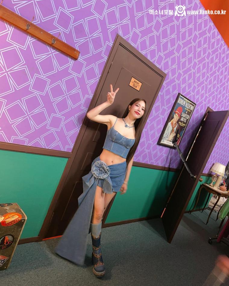 데님 란제리룩 알찬 가슴골 마마무 솔라 SNS