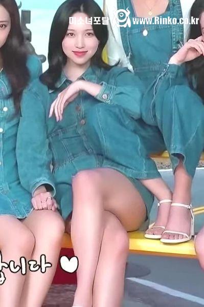 다리 꼬는 트와이스 미나