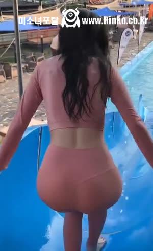 미끄럼틀 타는 bj 이아린 젖은 핑크 레깅스 뒤태