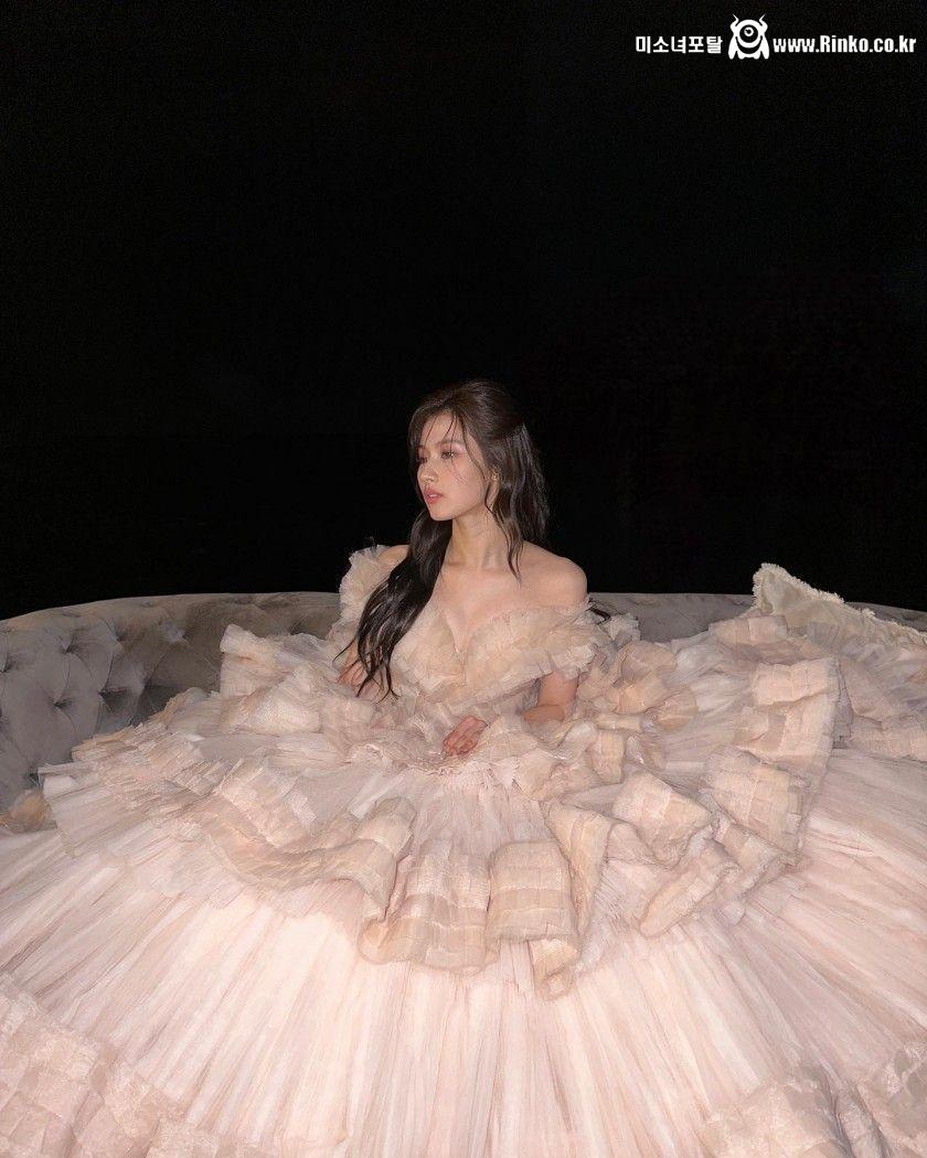 드레스 여신 트와이스 사나