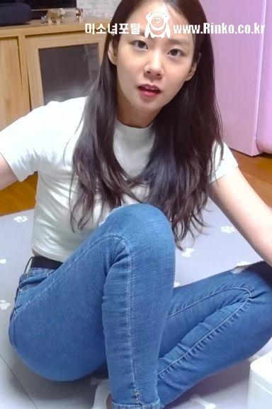 흰티에 청바지 카라 한승연