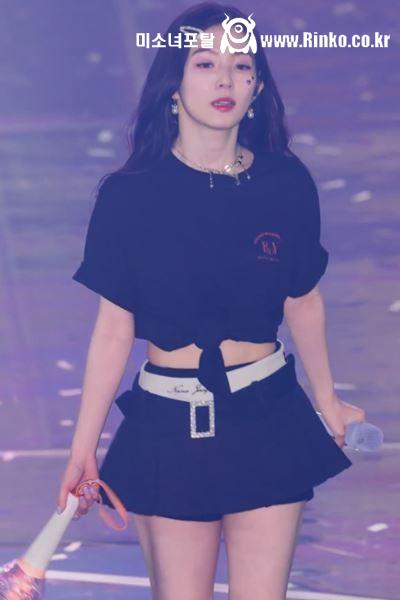 묶은 티셔츠 속바지 보다 짧은 치마 레드벨벳 아이린