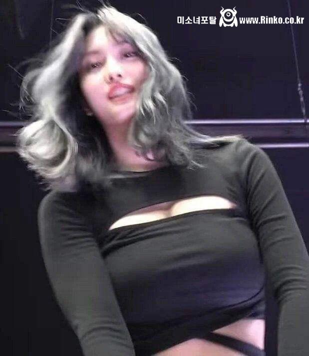 아래에서 올려다 본 트와이스 모모