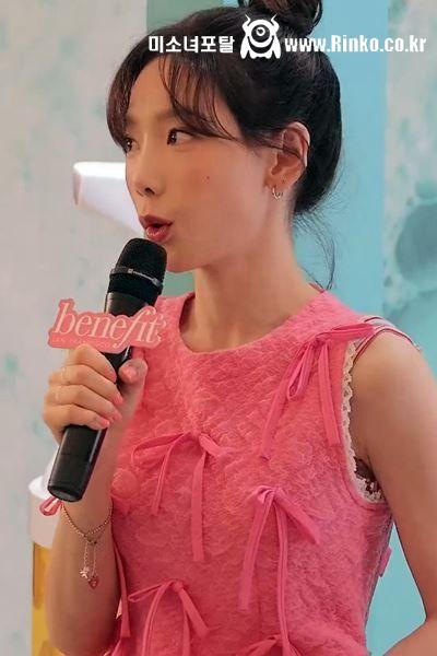 핑크 민소매 겨드랑이 틈 소녀시대 태연