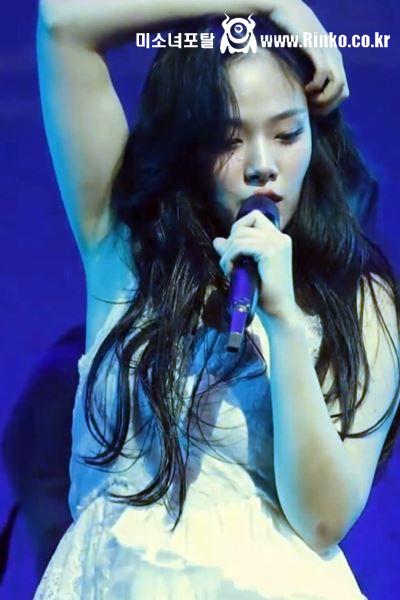 화이트 끈 민소매 드레스 겨드랑이 비비 (BIBI)