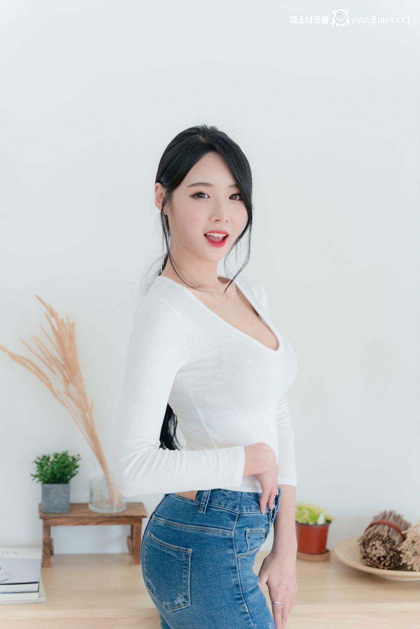 모델 하빈 흰티에 청바지