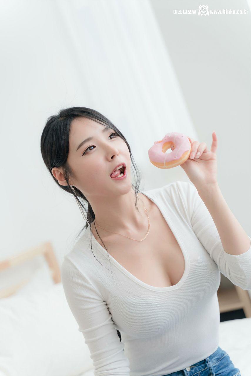 모델 하빈 흰티에 청바지