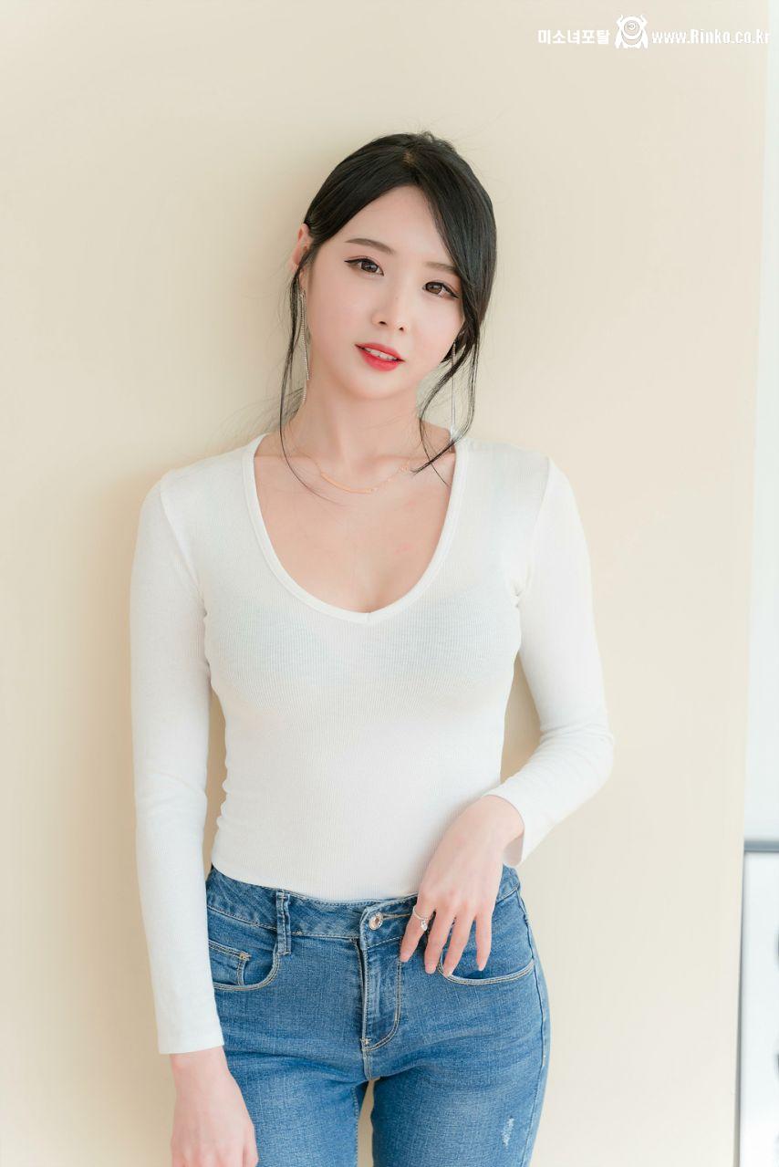 모델 하빈 흰티에 청바지