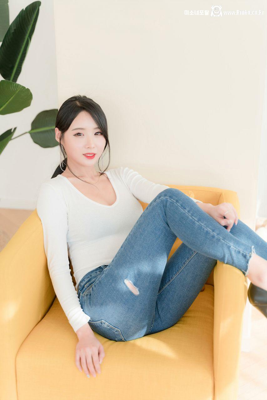 모델 하빈 흰티에 청바지