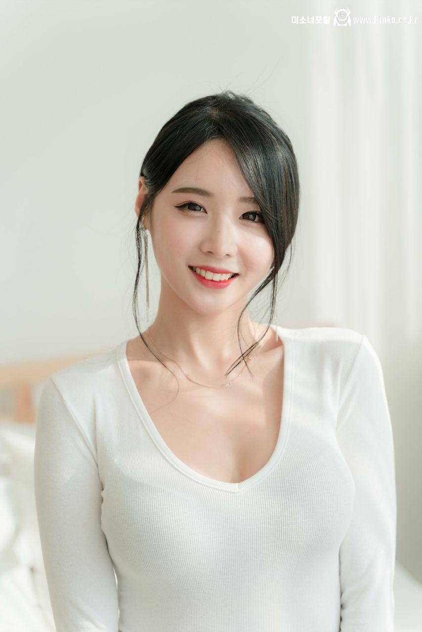 모델 하빈 흰티에 청바지