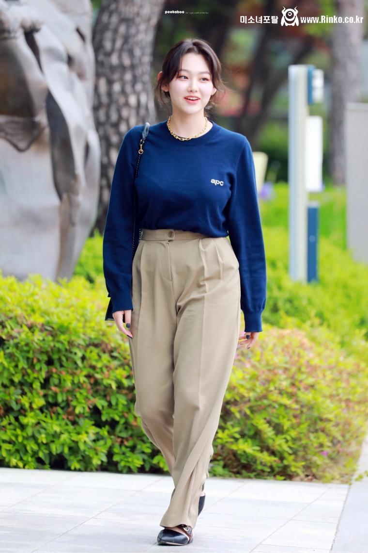 묵직한 브라컵이 은은하게 비치는 남색 면티 볼륨감 강미나