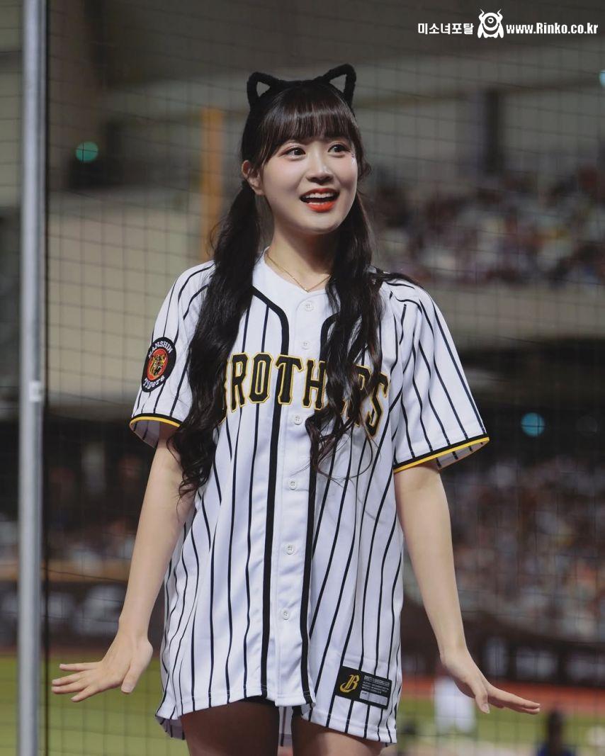 묵직한 브라컵이 은은하게 비치는 남색 면티 볼륨감 강미나