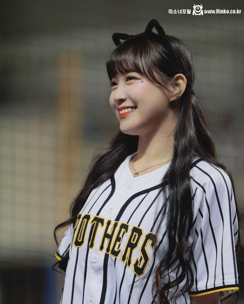 묵직한 브라컵이 은은하게 비치는 남색 면티 볼륨감 강미나