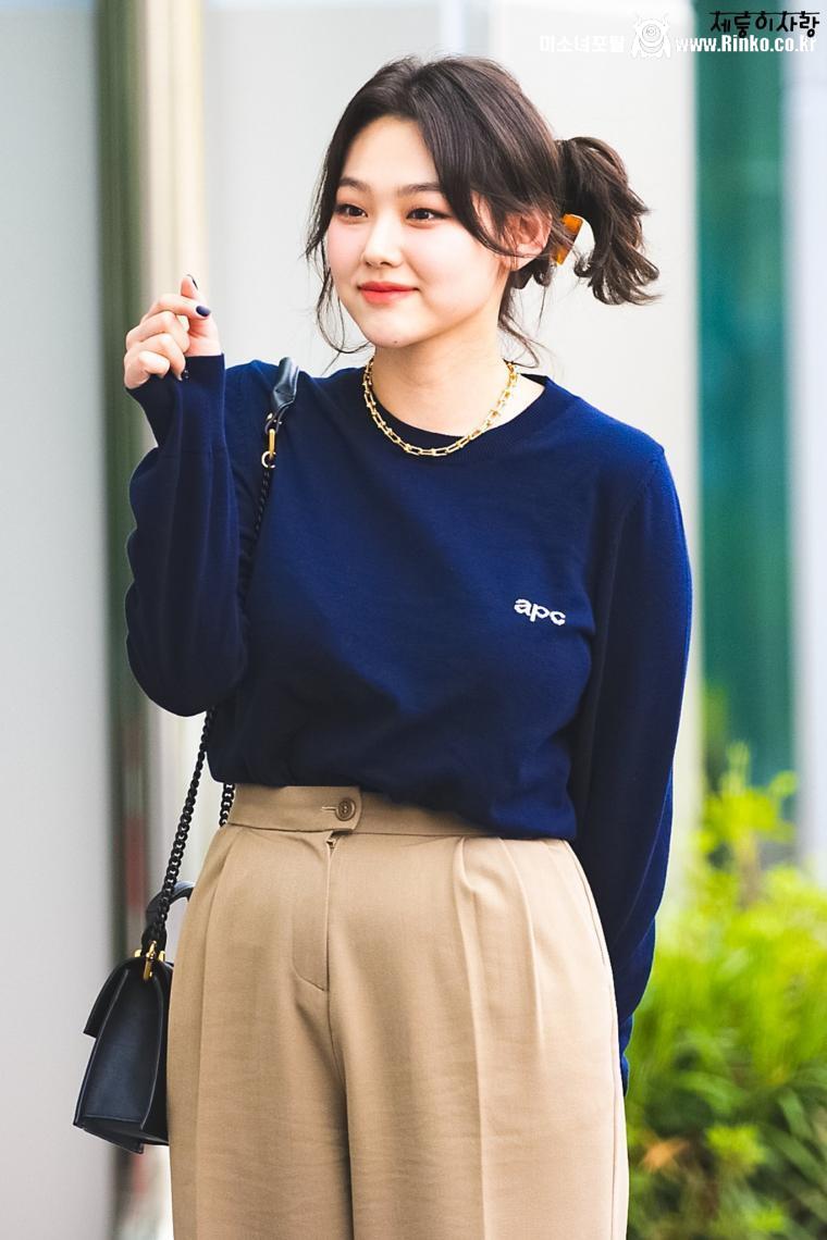 묵직한 브라컵이 은은하게 비치는 남색 면티 볼륨감 강미나