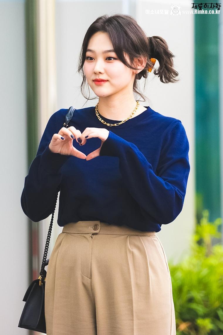 묵직한 브라컵이 은은하게 비치는 남색 면티 볼륨감 강미나