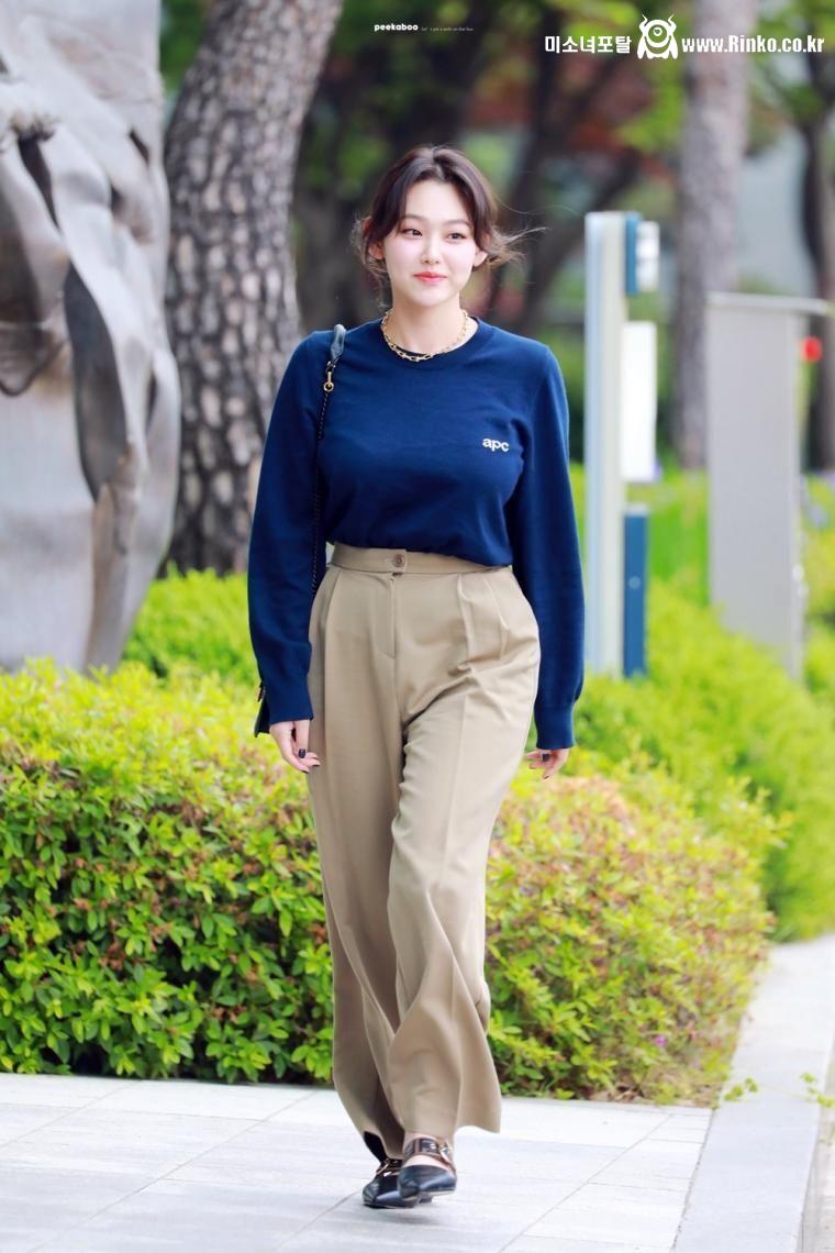 묵직한 브라컵이 은은하게 비치는 남색 면티 볼륨감 강미나