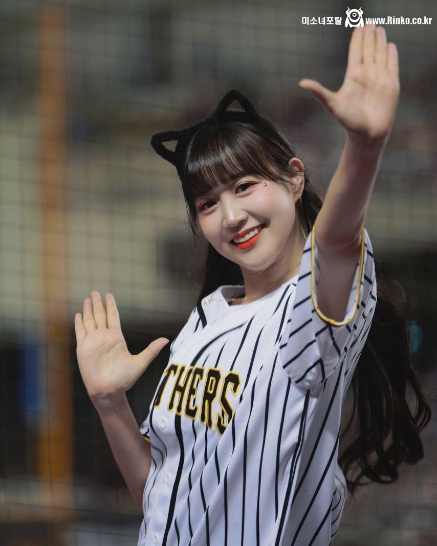 묵직한 브라컵이 은은하게 비치는 남색 면티 볼륨감 강미나