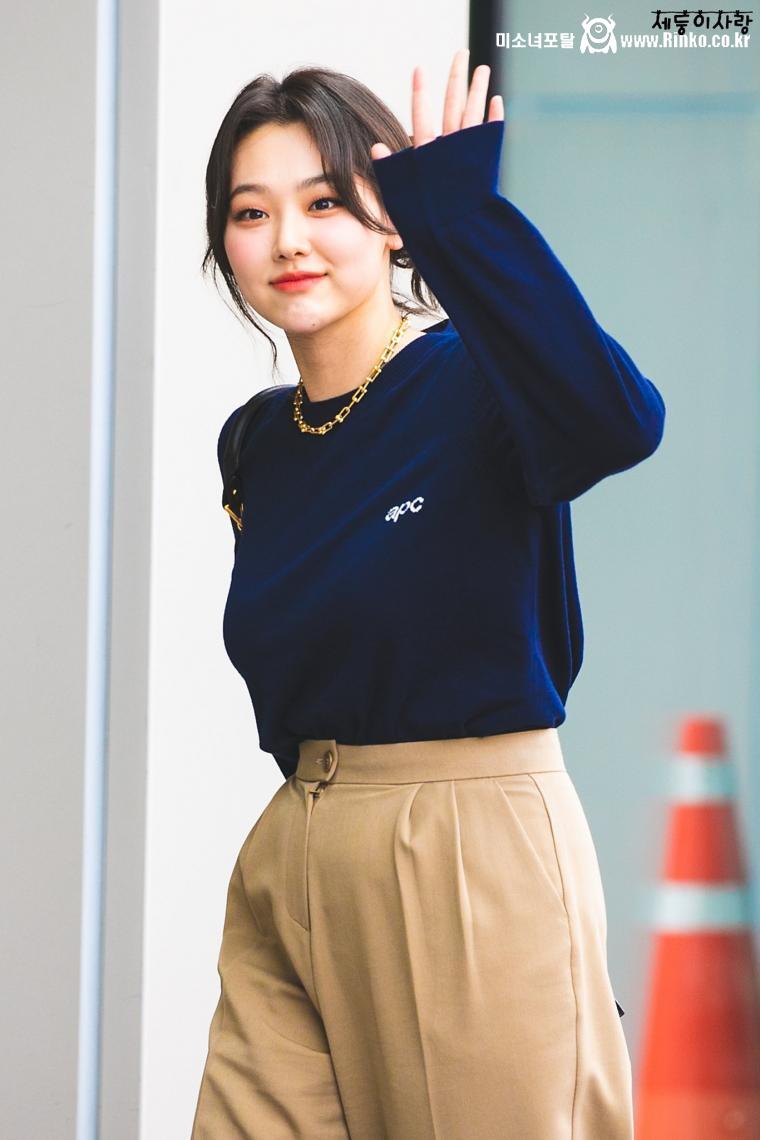 묵직한 브라컵이 은은하게 비치는 남색 면티 볼륨감 강미나