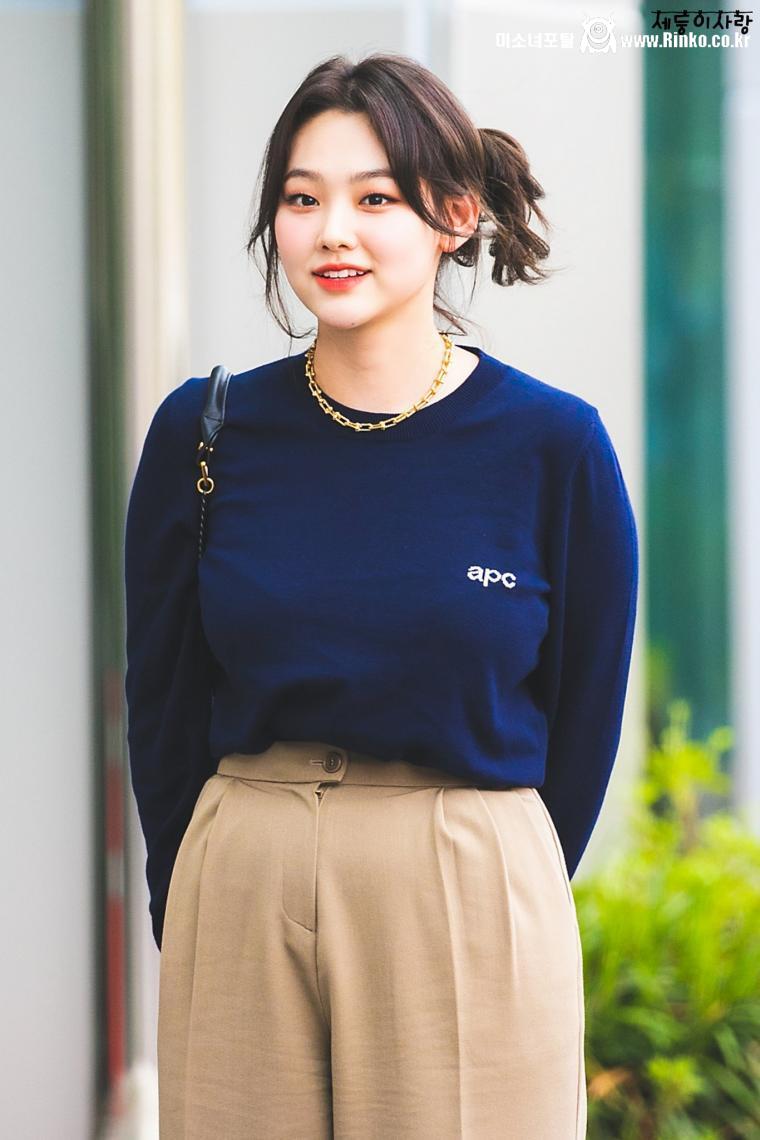 묵직한 브라컵이 은은하게 비치는 남색 면티 볼륨감 강미나