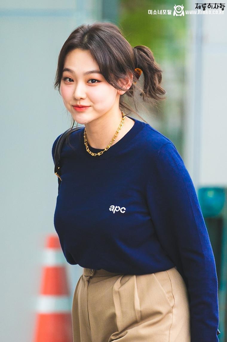 묵직한 브라컵이 은은하게 비치는 남색 면티 볼륨감 강미나