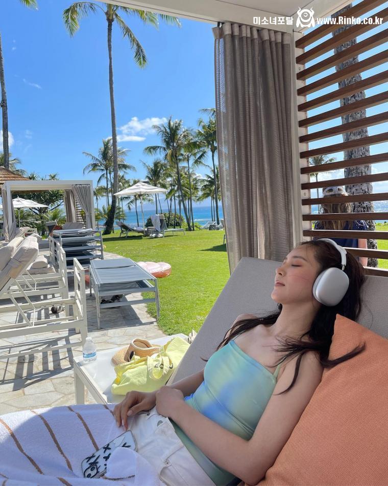 민트색 수영복 위에 흰 핫팬츠를 입은 소녀시대 유리