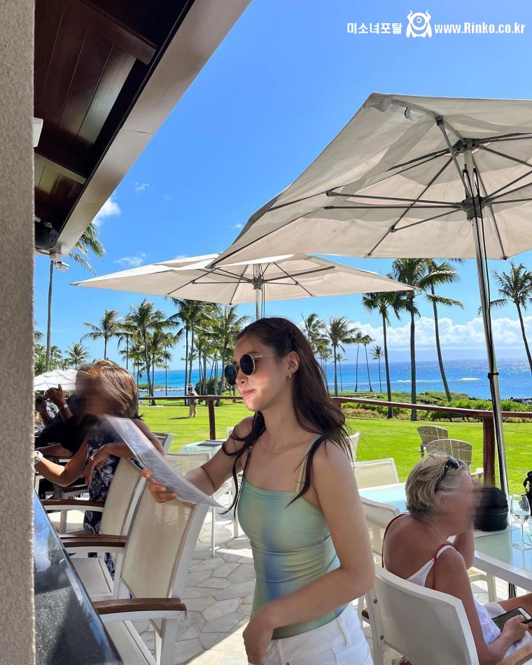 민트색 수영복 위에 흰 핫팬츠를 입은 소녀시대 유리