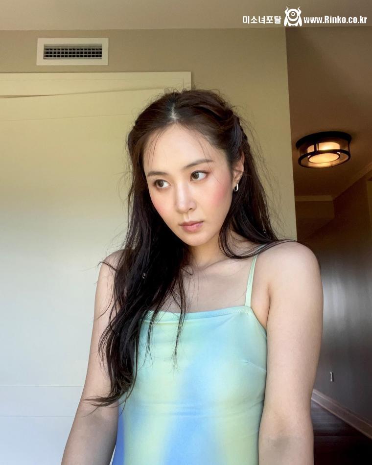 민트색 수영복 위에 흰 핫팬츠를 입은 소녀시대 유리